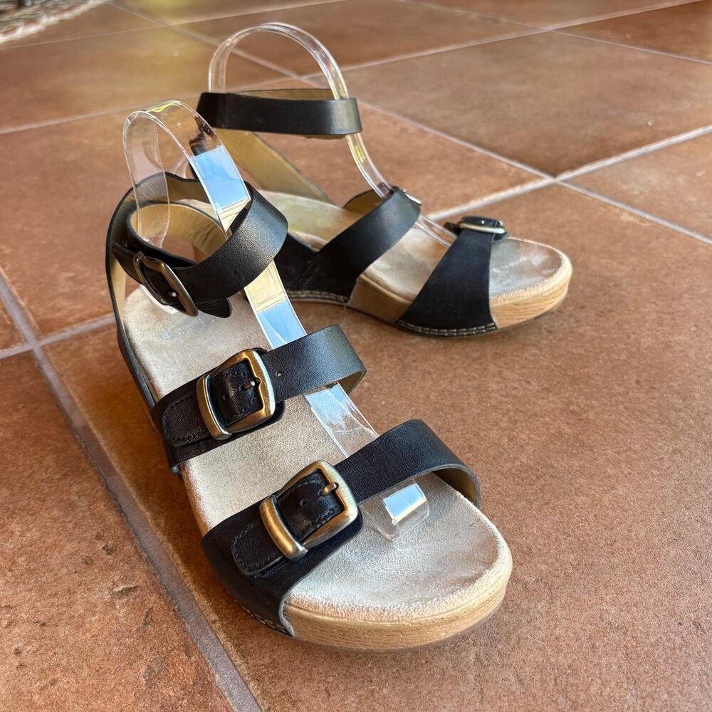 Dansko "Lou" Black Leather Strappy Wedge Sandals w Brass Tone Hardware US 7.5-8 - Picture 15 of 16